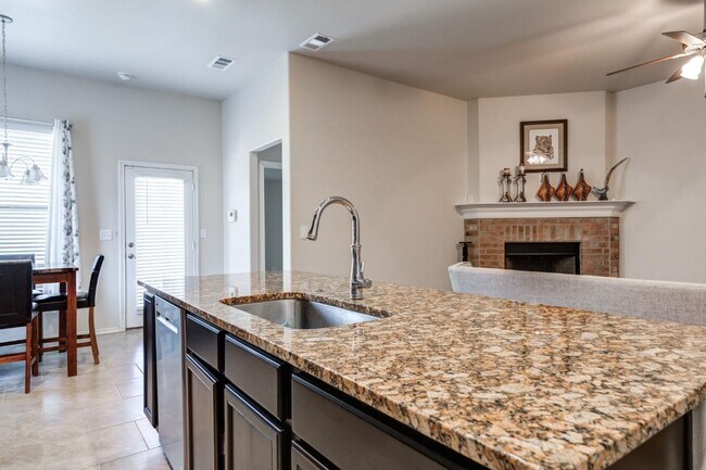 Building Photo - Quincy Park Beauty- Available Now