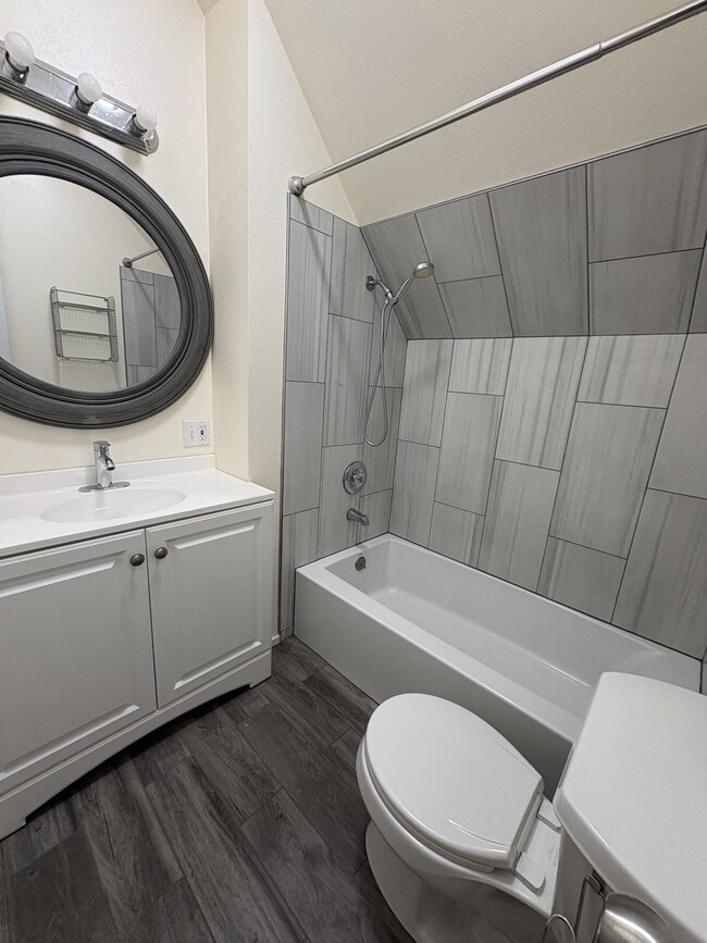 Building Photo - 141 E Fairfield Ct