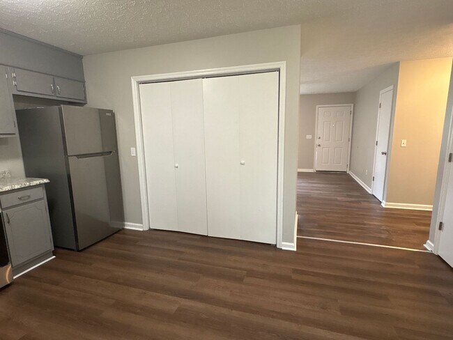 Building Photo - Renovated 2 Bedroom Duplex in Manchester!