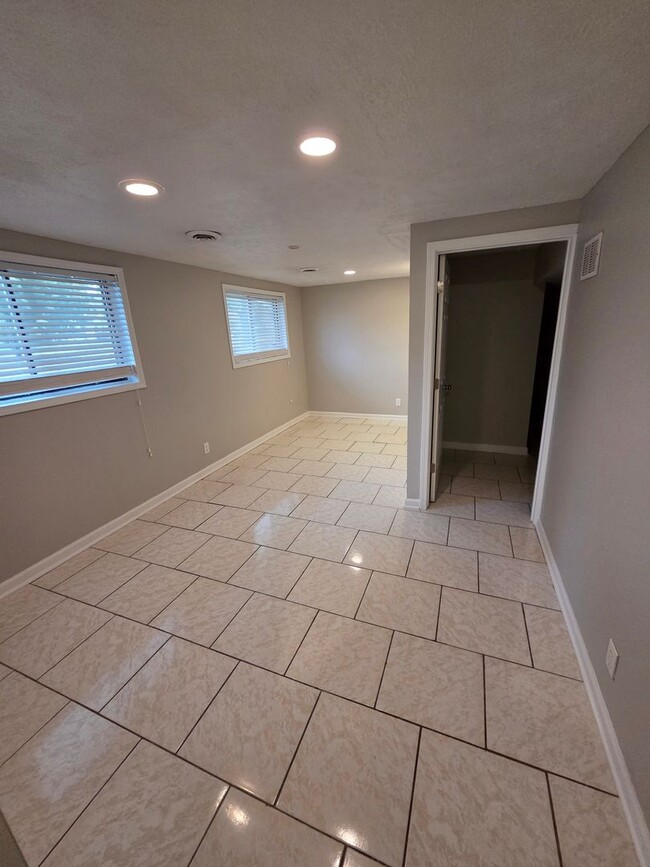 Building Photo - Millard 4 bed 2.5 bath, 2 car garage, fenced backyard, spacious house