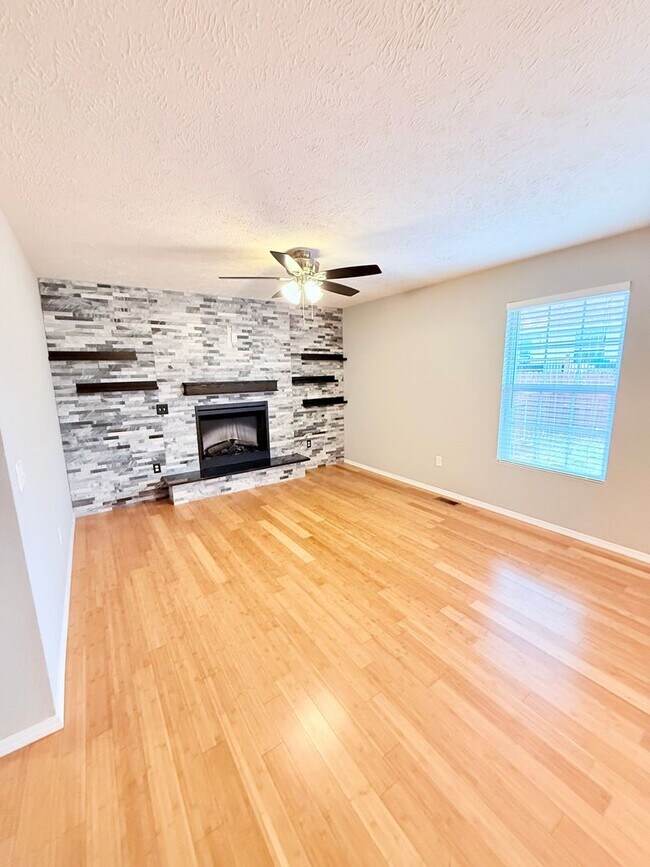 Building Photo - Bent Tree Subdivision - 4 BR - 2 Living Areas - 3 Car