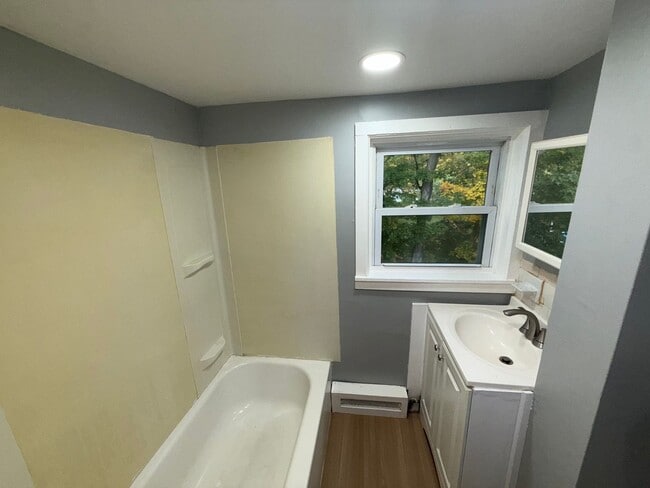 Building Photo - Price Drop!! 3rd Floor Amesbury 2 Bedroom+Office