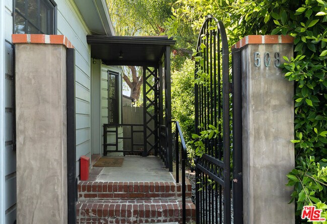 Building Photo - 508 N San Vicente Blvd