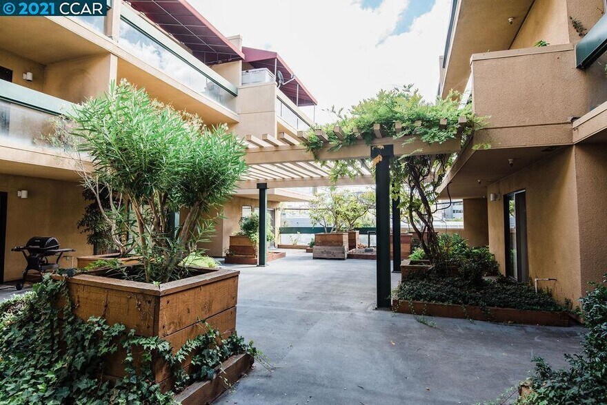 Building Photo - 1771 Broadway St