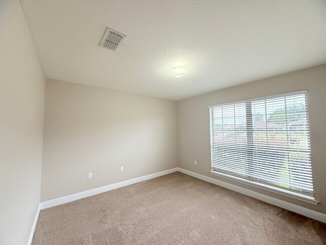 Building Photo - Spacious 4 Bed/3 Bath - Pace Mill Creek