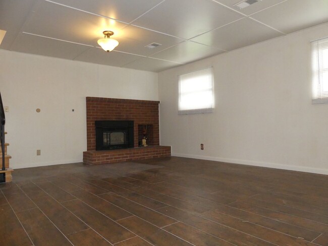 Building Photo - Remodeled 4 bedroom! Fenced backyard! 2 Ca...