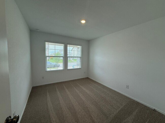 Building Photo - 125 Sormonne Lp