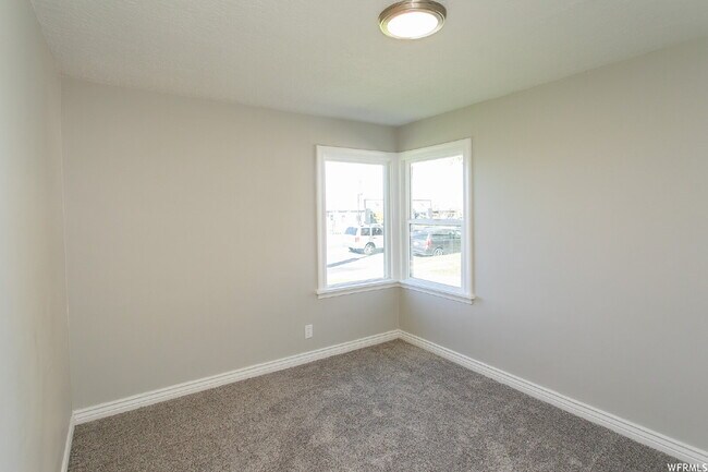 Building Photo - Room for rent in Great Ogden Location!