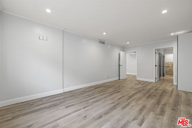 Building Photo - 423 Rexford Dr