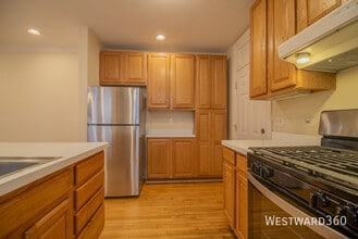 Building Photo - 7648 N Greenview-3