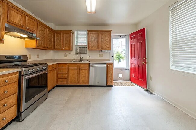Building Photo - 114 Miltenberger St