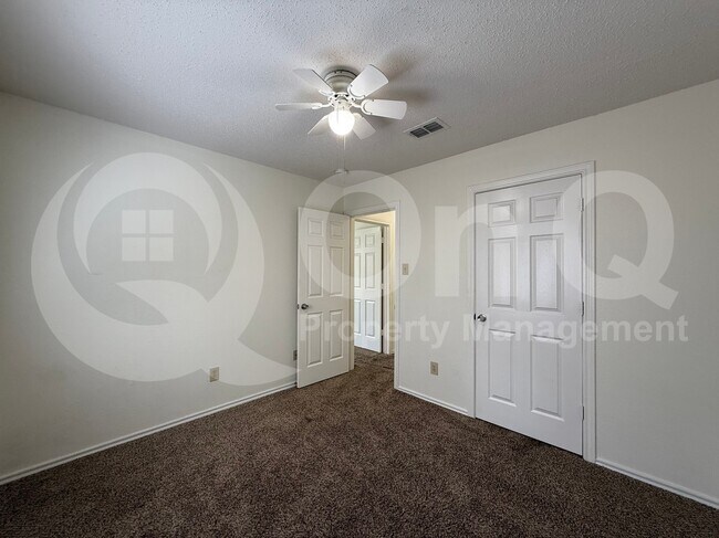 Building Photo - 1206 Hyde Park Dr