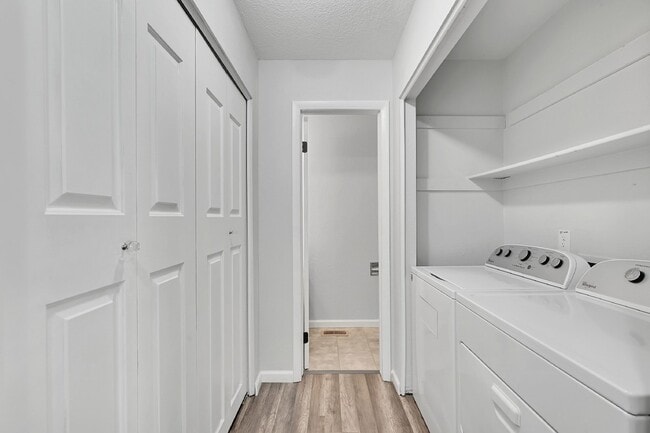 Building Photo - 3 Bed/1.5 Bath - Townhome in Colorado Spri...