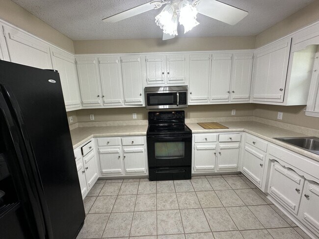 Building Photo - Single Family home in Greenhill Area!