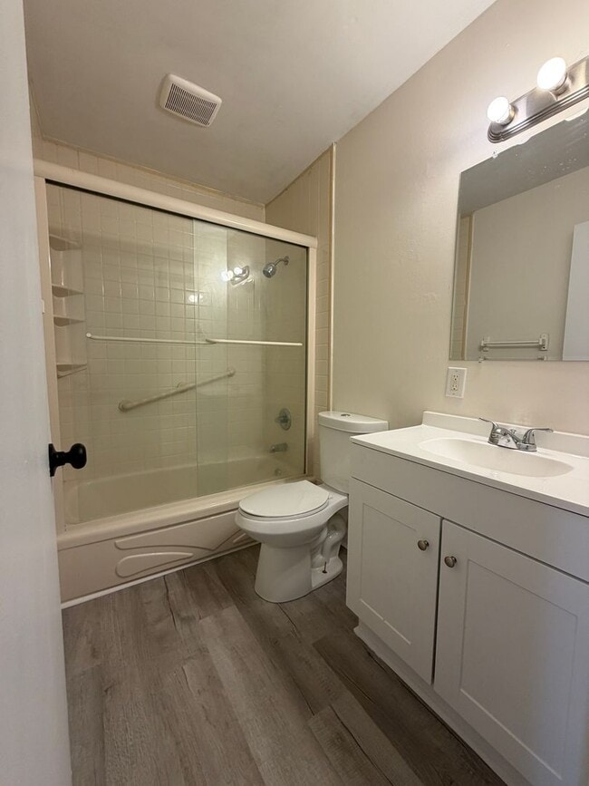 Building Photo - Large Home suitable for Residence or Business