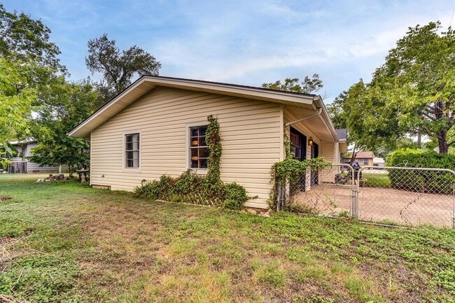 Building Photo - 1405 E Main St