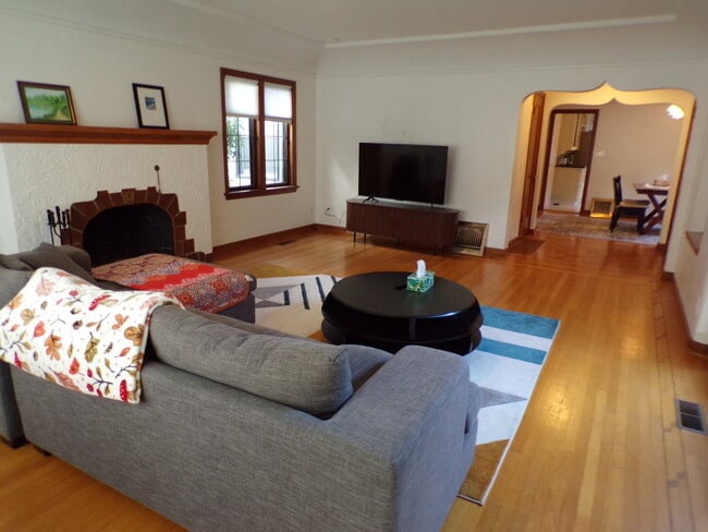 Building Photo - 4621 NE Royal Ct