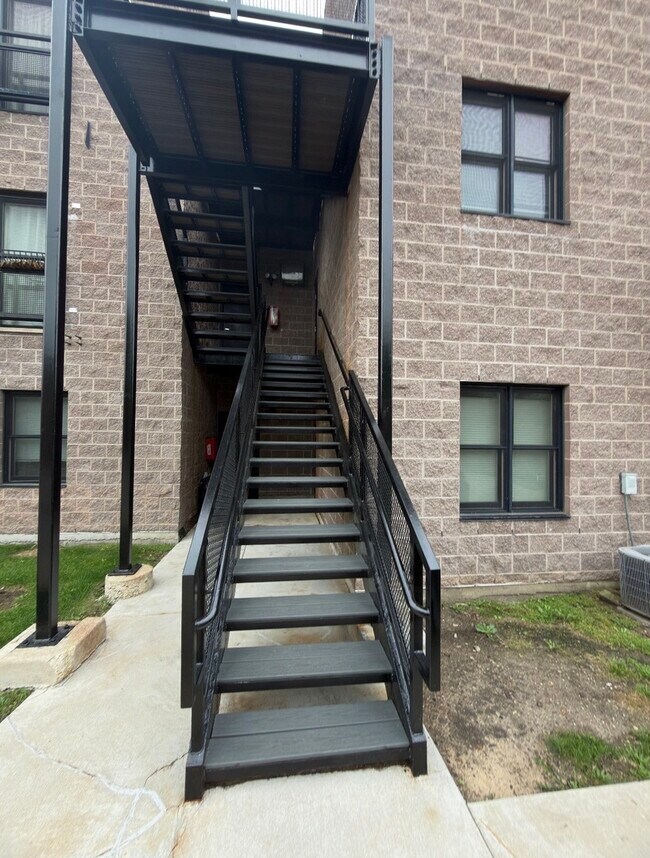 Building Photo - 2240 W Madison St