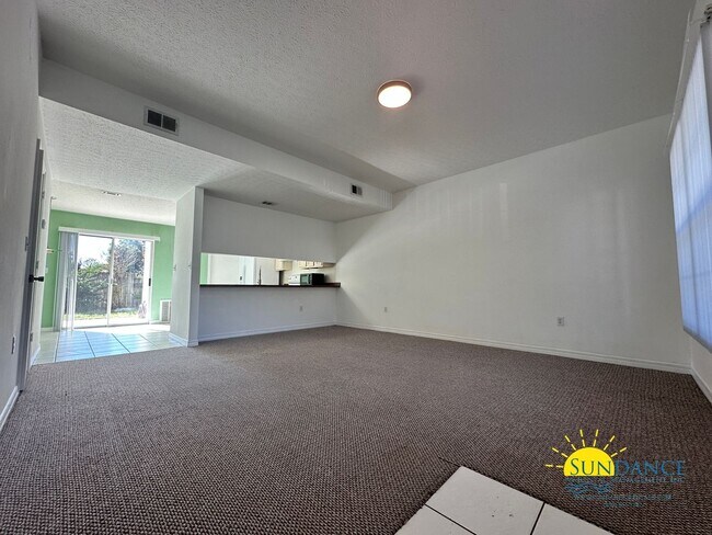 Building Photo - Lovely 2 Bedroom Townhouse Close to Downtown FWB