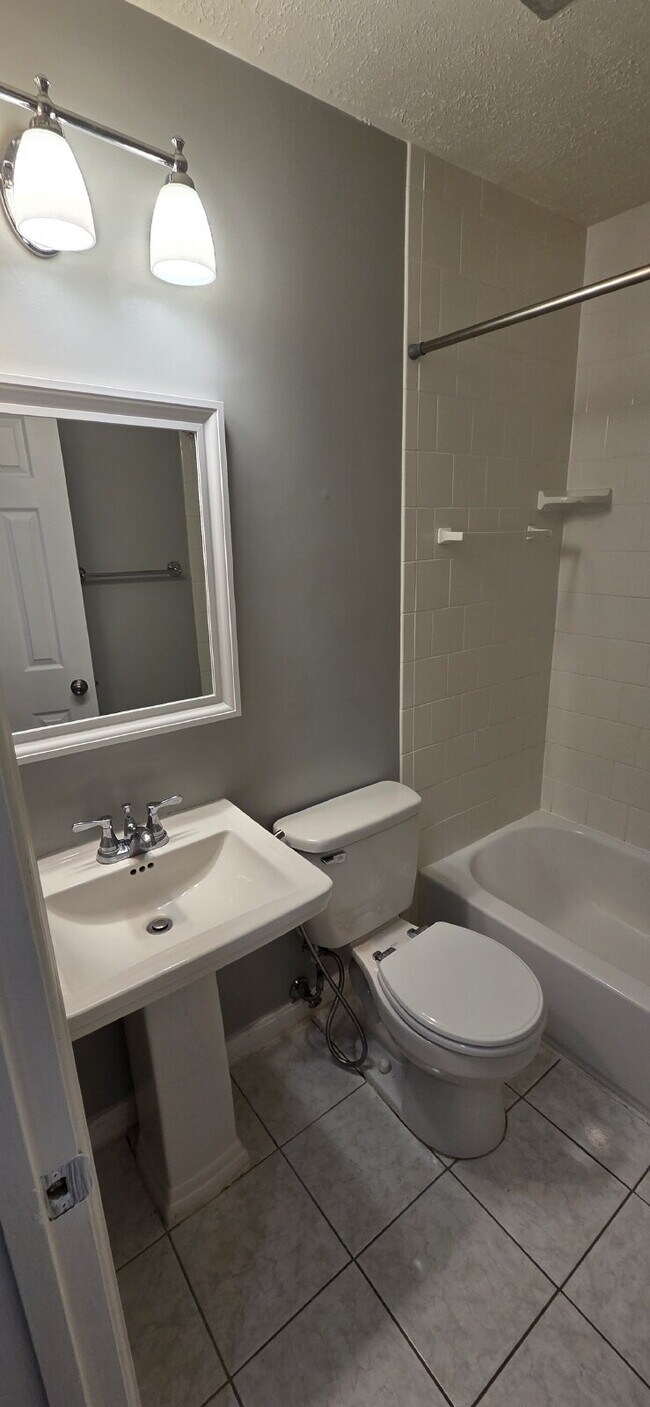 Building Photo - Upper level of townhome