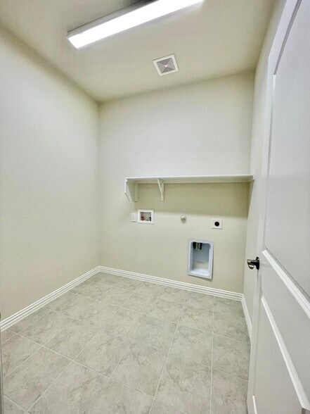 Building Photo - 2409 Rooster Ln