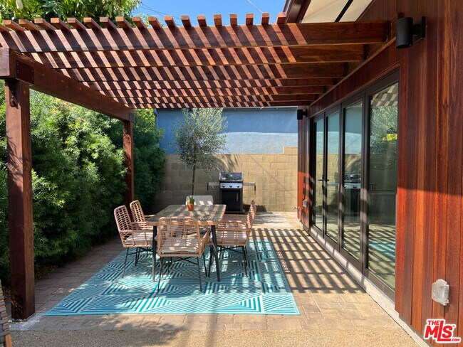 Primary Photo - 3836 1/2 Seneca Ave