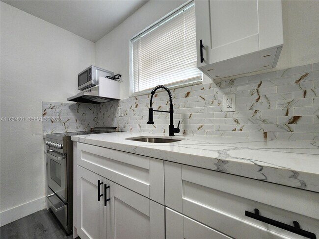 Building Photo - 5934 Buchanan St