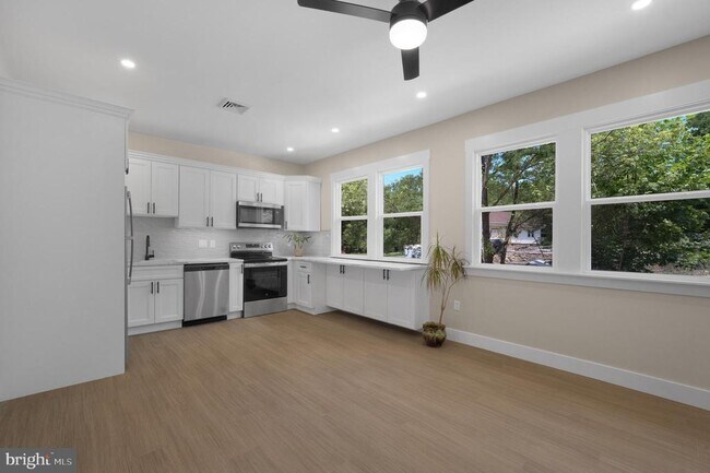 Building Photo - 71 Dreamland Park Dr
