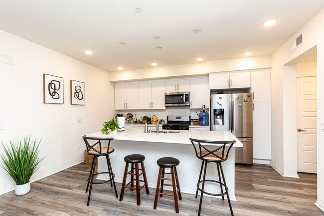 Building Photo - LIGHT & BRIGHT 2 BEDROOM W/GARAGE & LAUNDR...