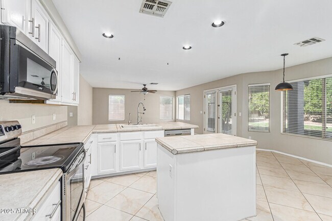 Building Photo - 602 W Canary Way