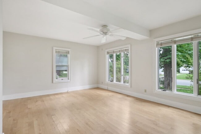 Building Photo - Charming 3-Bedroom Home for Rent in Lake M...