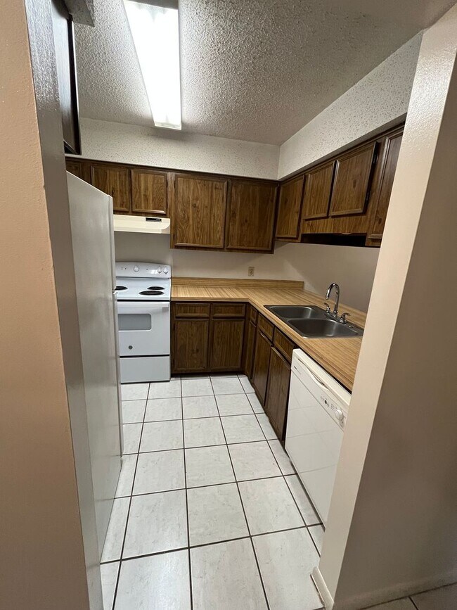 Building Photo - Classic Manor