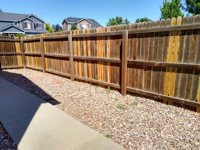 Building Photo - Gorgeous 2 Story 3 Bedroom 2.5 Baths in Da...