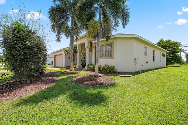 Building Photo - 1092 SW Majorca Ave