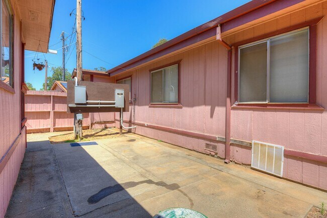 Building Photo - 162 Feathervale Dr