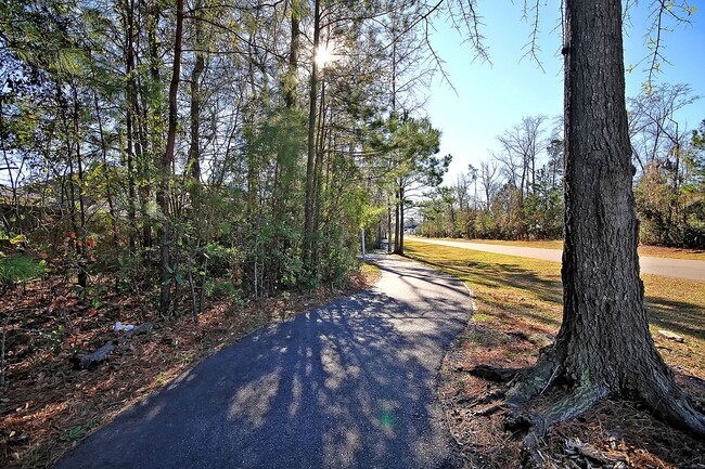 Building Photo - Convenient Location with Modern Amenities