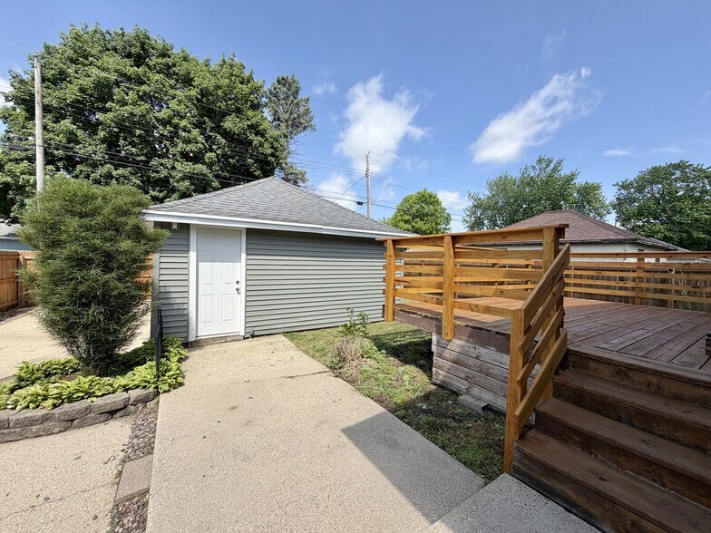 Building Photo - 607 N Palm St