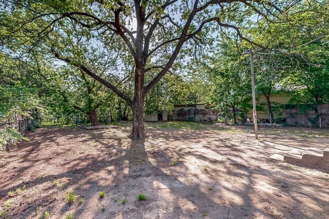Building Photo - Charming 2-Bedroom Cottage with Big Backyard