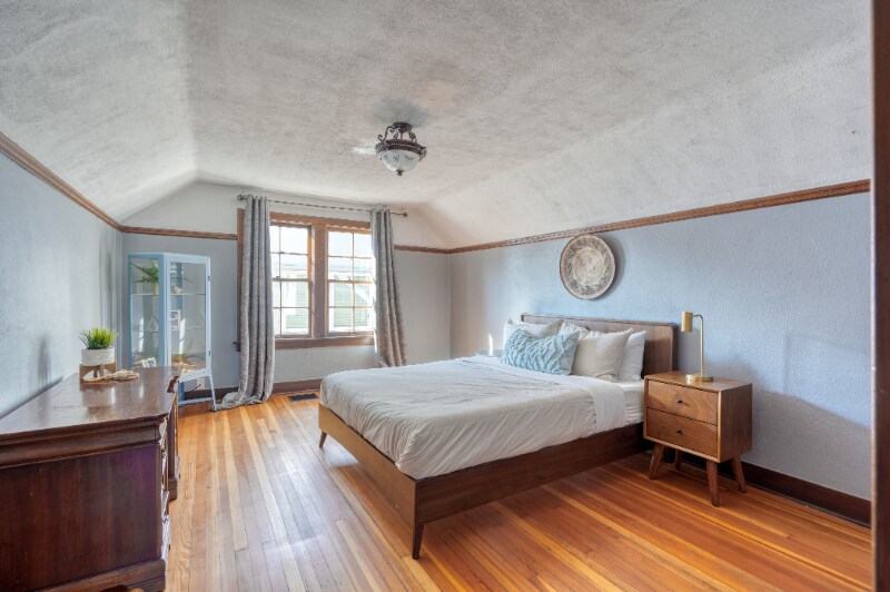 Building Photo - 3565 NE Broadway