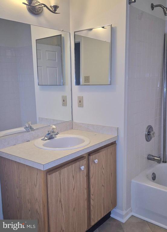 Building Photo - 904 Sweetwater Dr