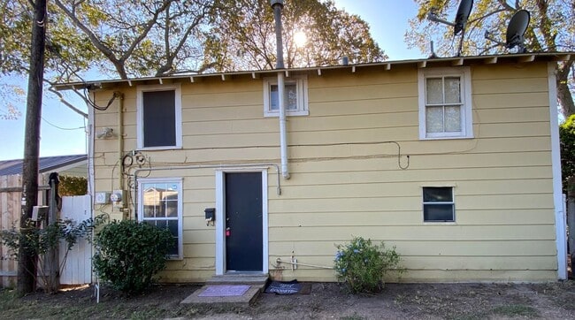 Building Photo - 208 Ave A