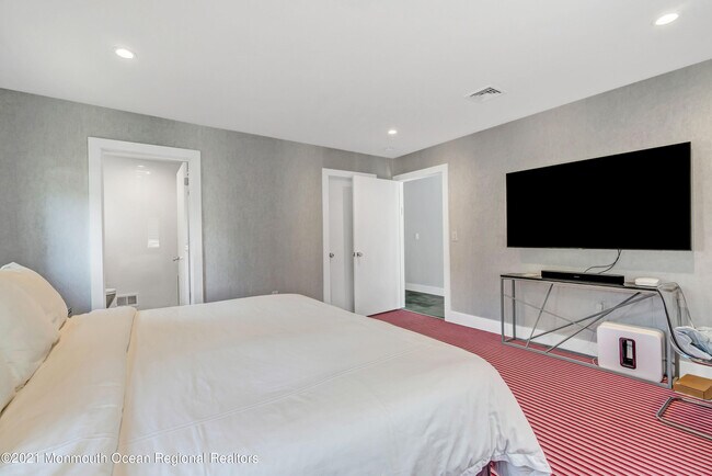 Building Photo - 410 Wells Ave