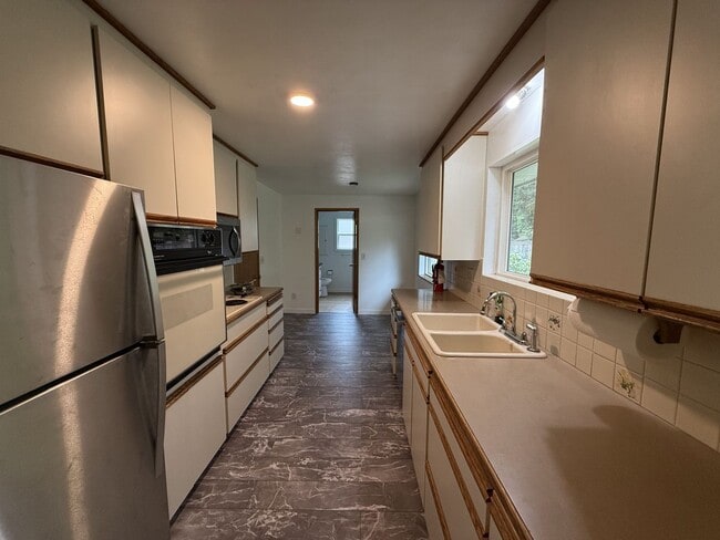 Building Photo - Extremely Spacious 3 bedroom Home Located in Edmonds