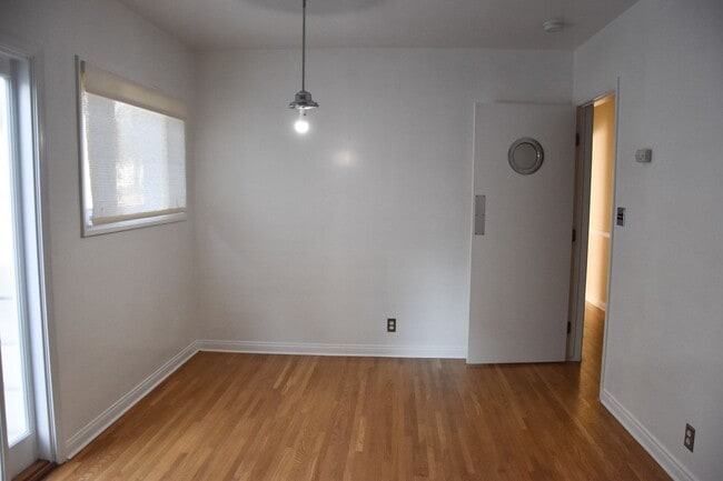 Building Photo - 910 E Maple Ave