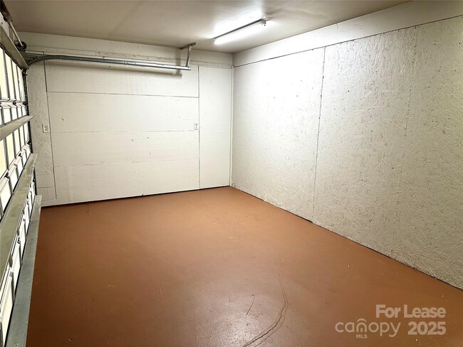 Building Photo - 2054 Hickory Hills Dr