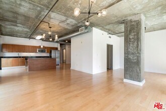 Building Photo - 645 W 9th St
