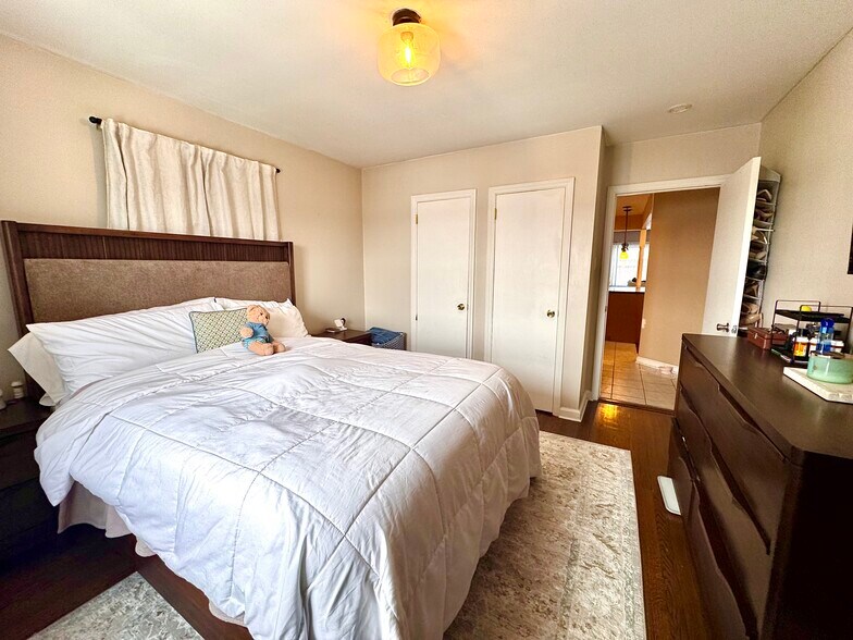 Master Bedroom with 2 closets - 130 Pine St