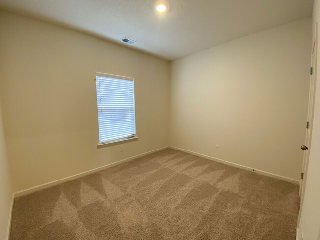 Building Photo - 3 bed 2 bath new construction in 2023 in M...