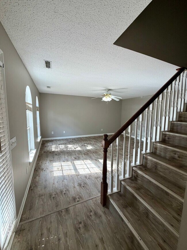 Building Photo - 1701 W Oak Dr