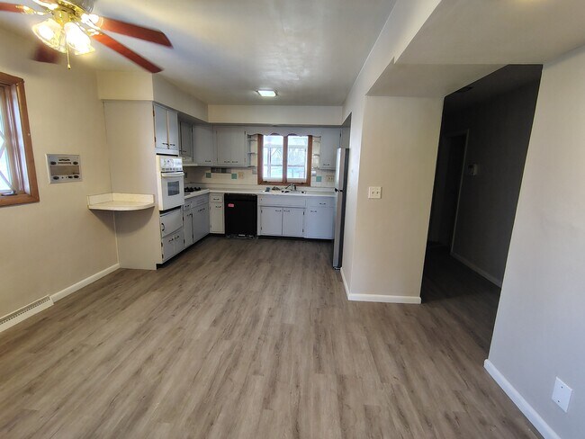 Building Photo - 2710 N Rockton Ave